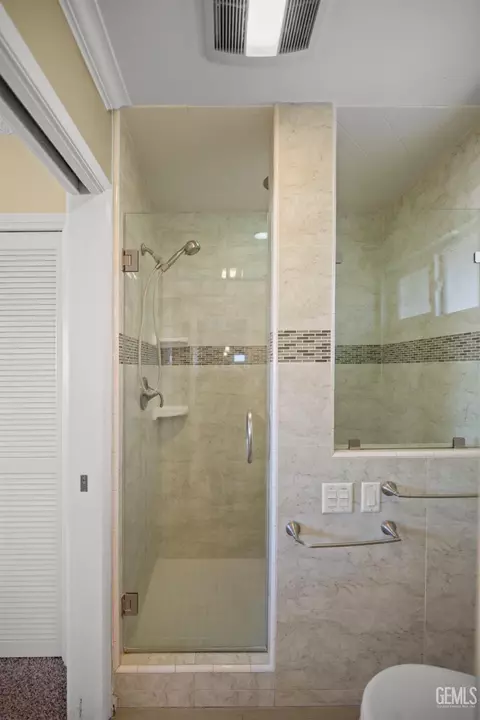 Bath - 206 Robin Way, Taft, CA 93268 photo 5 of 6
