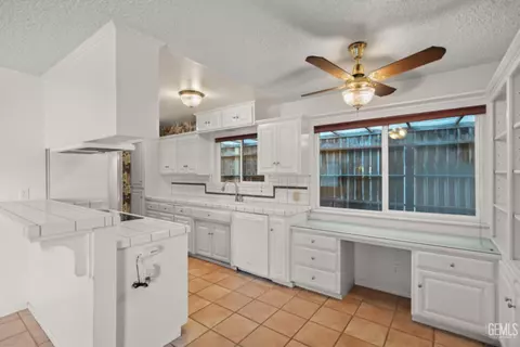 Kitchen - 206 Robin Way, Taft, CA 93268 photo 6 of 6