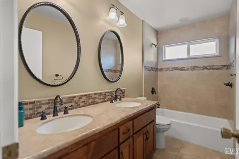 Bath - 206 Robin Way, Taft, CA 93268 photo 1 of 6