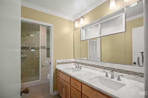 Bath - 206 Robin Way, Taft, CA 93268 photo 4 of 6