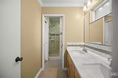 Bath - 206 Robin Way, Taft, CA 93268 photo 6 of 6