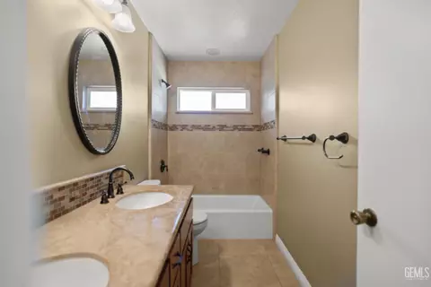 Bath - 206 Robin Way, Taft, CA 93268 photo 2 of 6