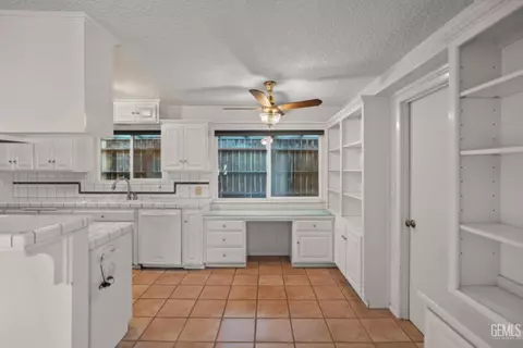 Kitchen - 206 Robin Way, Taft, CA 93268 photo 5 of 6