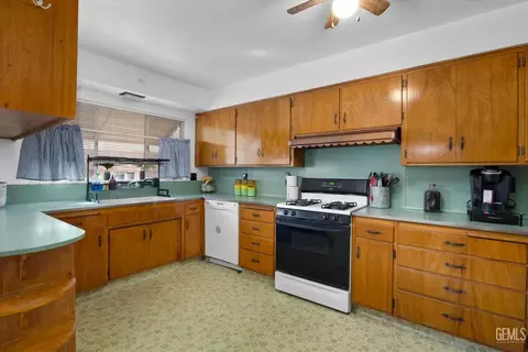 Kitchen - 305 E Lucard St, Taft, CA 93268 photo 1 of 3
