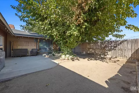 Exterior - 305 E Lucard St, Taft, CA 93268 photo 4 of 6