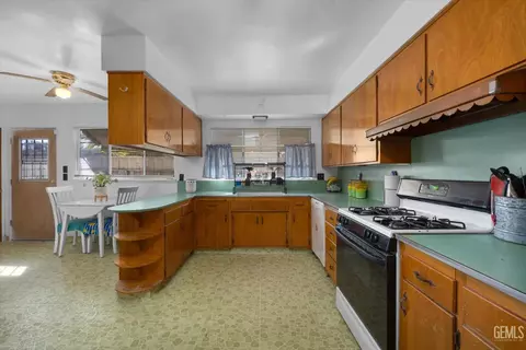 Kitchen - 305 E Lucard St, Taft, CA 93268 photo 3 of 3