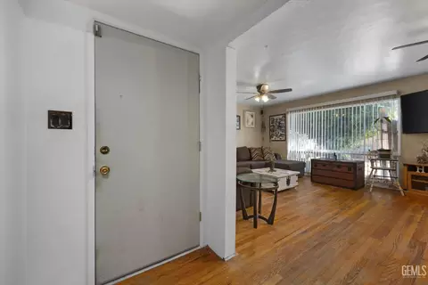 Entry Way - 305 E Lucard St, Taft, CA 93268 photo 2 of 3