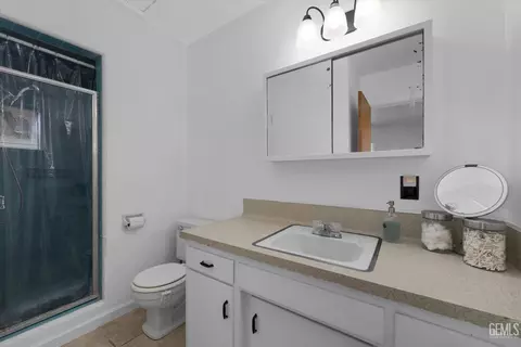 Bath - 305 E Lucard St, Taft, CA 93268 photo 2 of 2