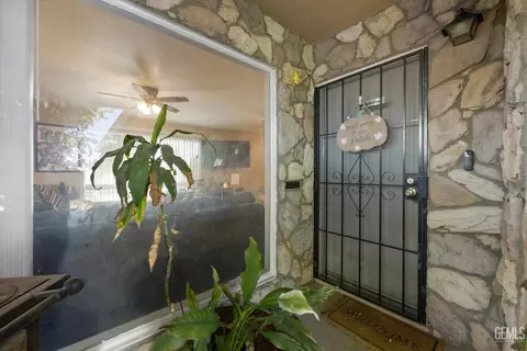 Entry Way - 305 E Lucard St, Taft, CA 93268 photo 1 of 3