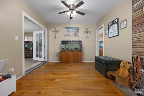Entry Way - 305 E Lucard St, Taft, CA 93268 photo 3 of 3