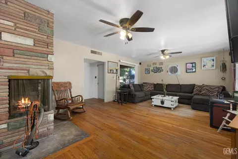 Living - 305 E Lucard St, Taft, CA 93268 photo 1 of 1