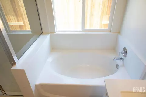 Bath - 8421 Basalt St, Bakersfield, CA 93314 photo 4 of 5