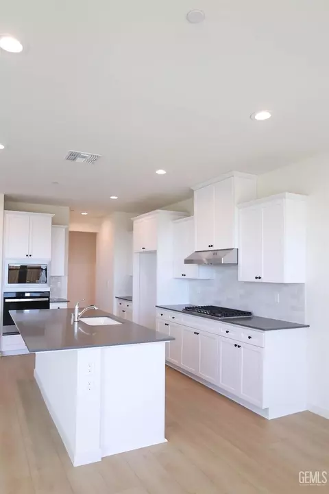 Kitchen - 8421 Basalt St, Bakersfield, CA 93314 photo 3 of 4
