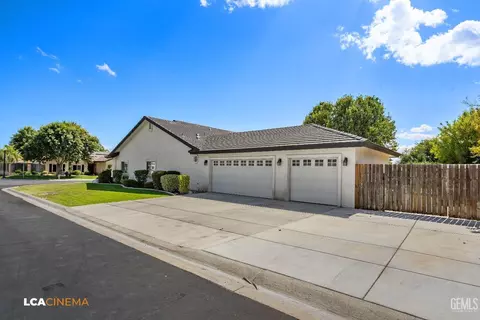Exterior - 11323 Tee Box Ln, Taft, CA 93268 photo 4 of 7