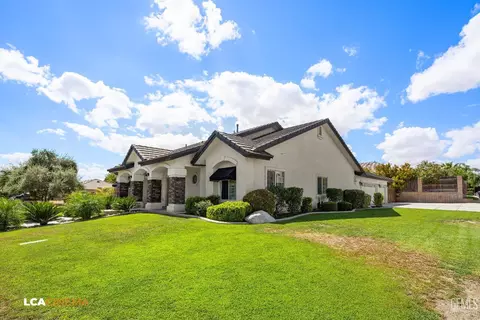 Exterior - 11323 Tee Box Ln, Taft, CA 93268 photo 2 of 7