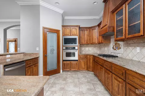 Kitchen - 11323 Tee Box Ln, Taft, CA 93268 photo 1 of 2