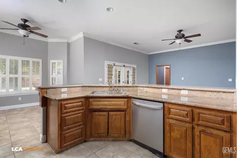 Kitchen - 11323 Tee Box Ln, Taft, CA 93268 photo 2 of 2