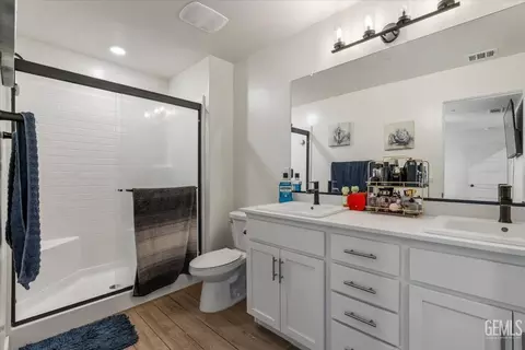 Bath - 6701 Balmorhea St, Bakersfield, CA 93311 photo 3 of 4