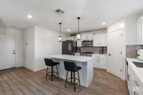 Entry Way - 6701 Balmorhea St, Bakersfield, CA 93311 photo 3 of 6