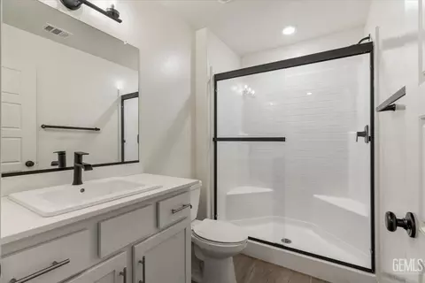 Bath - 6701 Balmorhea St, Bakersfield, CA 93311 photo 1 of 4