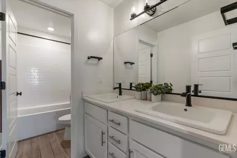 Bath - 6701 Balmorhea St, Bakersfield, CA 93311 photo 4 of 4