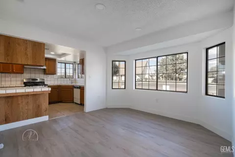 Living - 467 Campus Dr, Arvin, CA 93203 photo 1 of 2