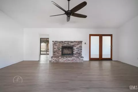 Living - 467 Campus Dr, Arvin, CA 93203 photo 2 of 2