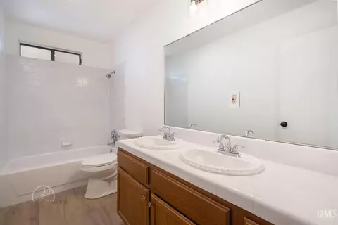 Bath - 467 Campus Dr, Arvin, CA 93203 photo 2 of 2