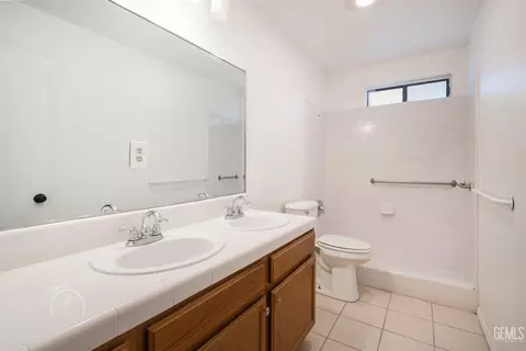 Bath - 467 Campus Dr, Arvin, CA 93203 photo 1 of 2