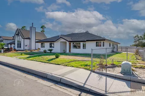 Exterior - 467 Campus Dr, Arvin, CA 93203 photo 3 of 5