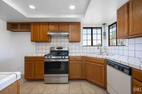 Kitchen - 467 Campus Dr, Arvin, CA 93203 photo 3 of 3