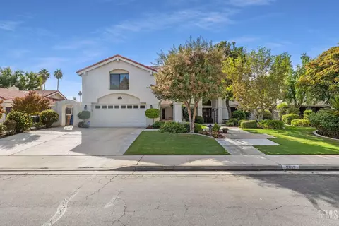 2017 Mountain Oak Rd, Bakersfield, CA 93311