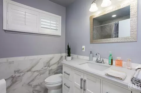 Bath - 1035 N Peg St, Ridgecrest, CA 93555 photo 2 of 2
