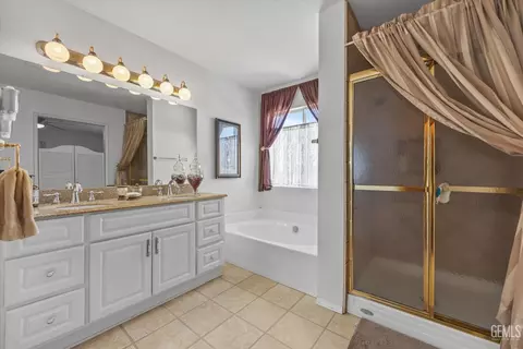 Bath - 1207 5th Ave, Delano, CA 93215 photo 2 of 4