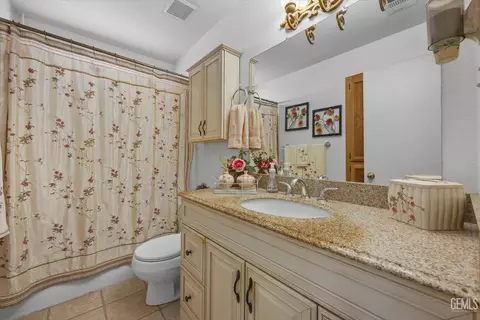 Bath - 1207 5th Ave, Delano, CA 93215 photo 3 of 4