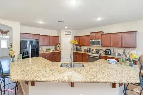 Kitchen - 6008 Cape Cod Ave, Bakersfield, CA 93313 photo 5 of 6