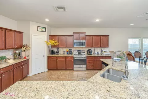 Kitchen - 6008 Cape Cod Ave, Bakersfield, CA 93313 photo 3 of 6