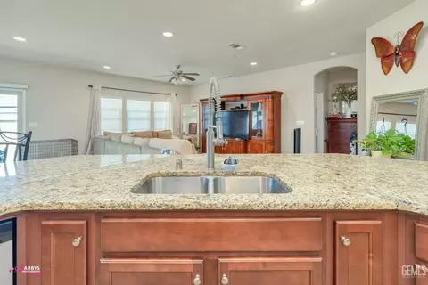 Kitchen - 6008 Cape Cod Ave, Bakersfield, CA 93313 photo 6 of 6
