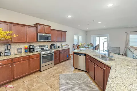 Kitchen - 6008 Cape Cod Ave, Bakersfield, CA 93313 photo 4 of 6