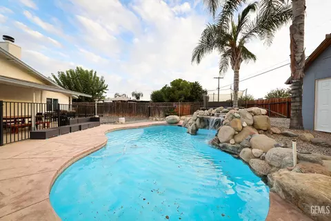 Exterior - 317 Fillmore St, Taft, CA 93268 photo 5 of 7