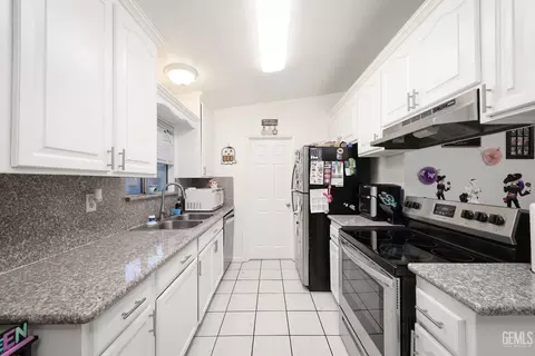 Kitchen - 317 Fillmore St, Taft, CA 93268 photo 1 of 1