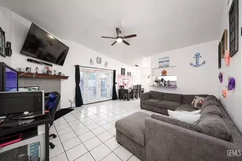 Living - 317 Fillmore St, Taft, CA 93268 photo 2 of 2