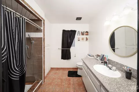 Bath - 317 Fillmore St, Taft, CA 93268 photo 2 of 2