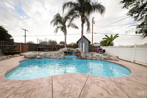 Exterior - 317 Fillmore St, Taft, CA 93268 photo 4 of 7