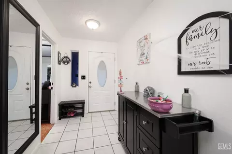Entry Way - 317 Fillmore St, Taft, CA 93268 photo 2 of 3