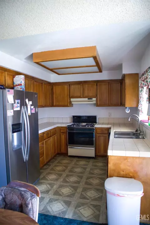 1121 Eubanks Ave, Bakersfield, CA 93307 photo 6