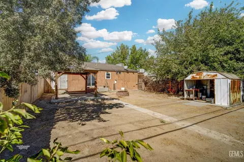 Exterior - 110 Franklin Ave, Taft, CA 93268 photo 5 of 6