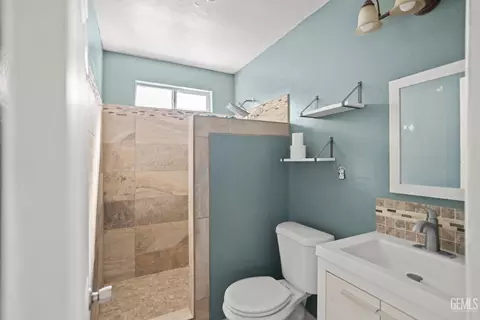 Bath - 110 Franklin Ave, Taft, CA 93268 photo 1 of 1