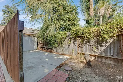 Exterior - 8614 Rockhampton Dr, Bakersfield, CA 93313 photo 11 of 14