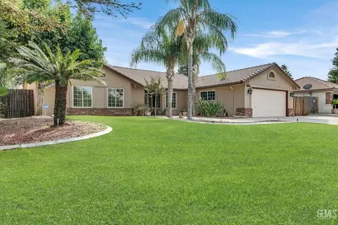 Exterior - 8614 Rockhampton Dr, Bakersfield, CA 93313 photo 4 of 14
